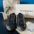 Schwarze Turnschuhe