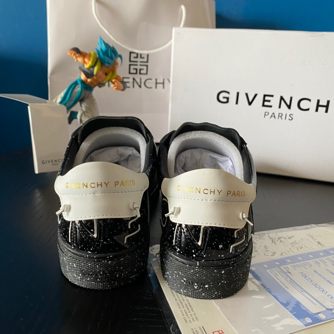 Schwarze Turnschuhe