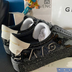 Schwarze Turnschuhe