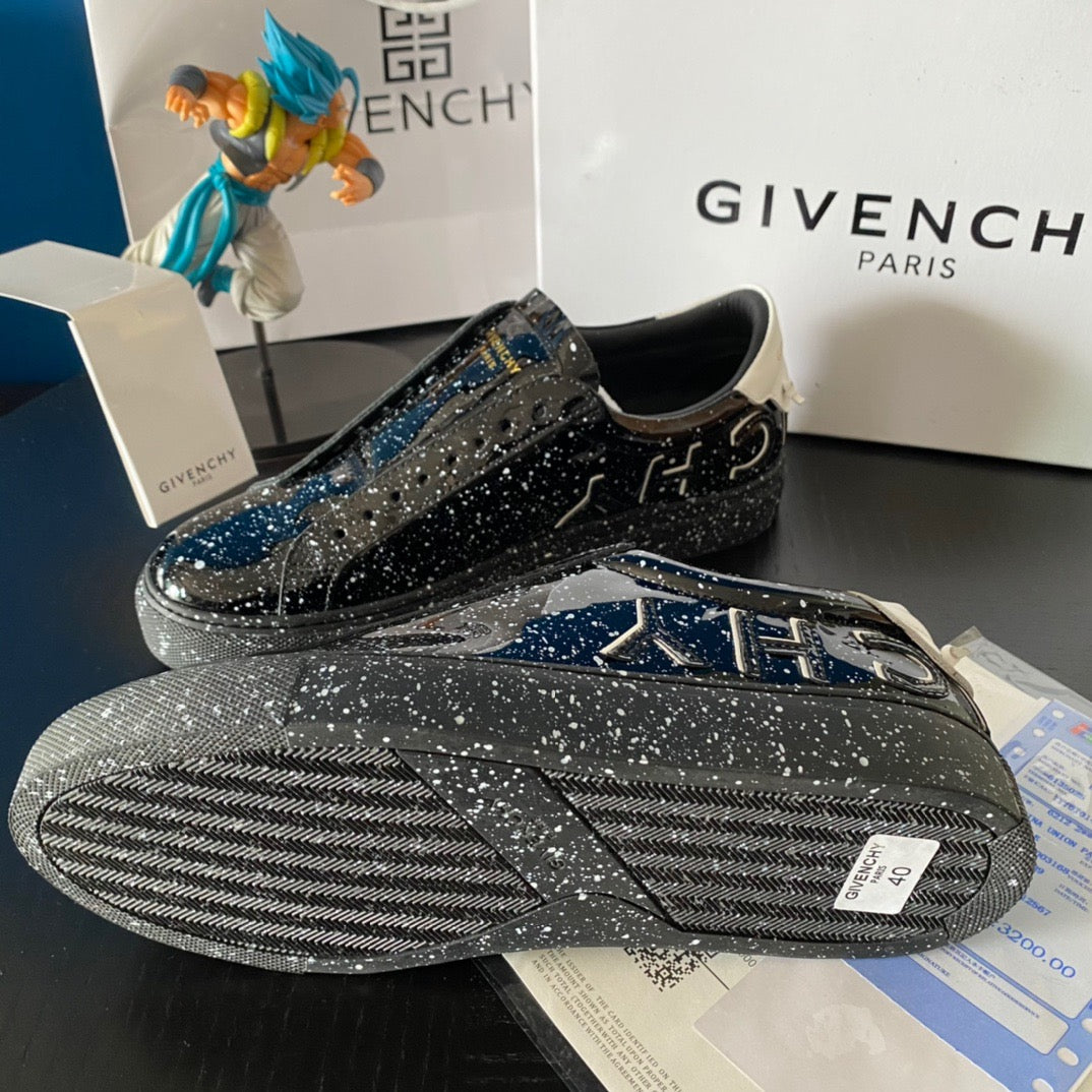 Schwarze Turnschuhe