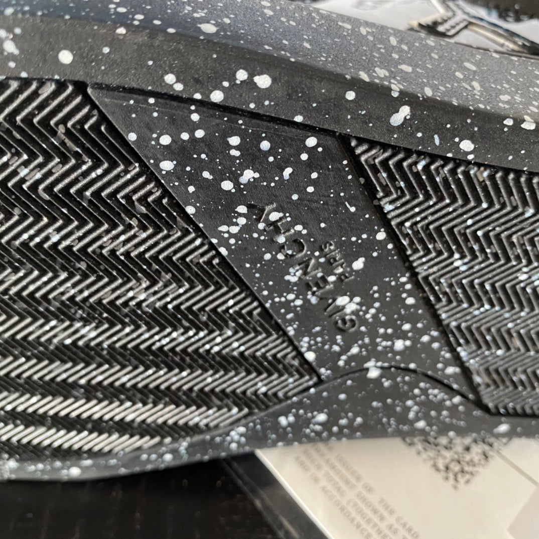 Schwarze Turnschuhe