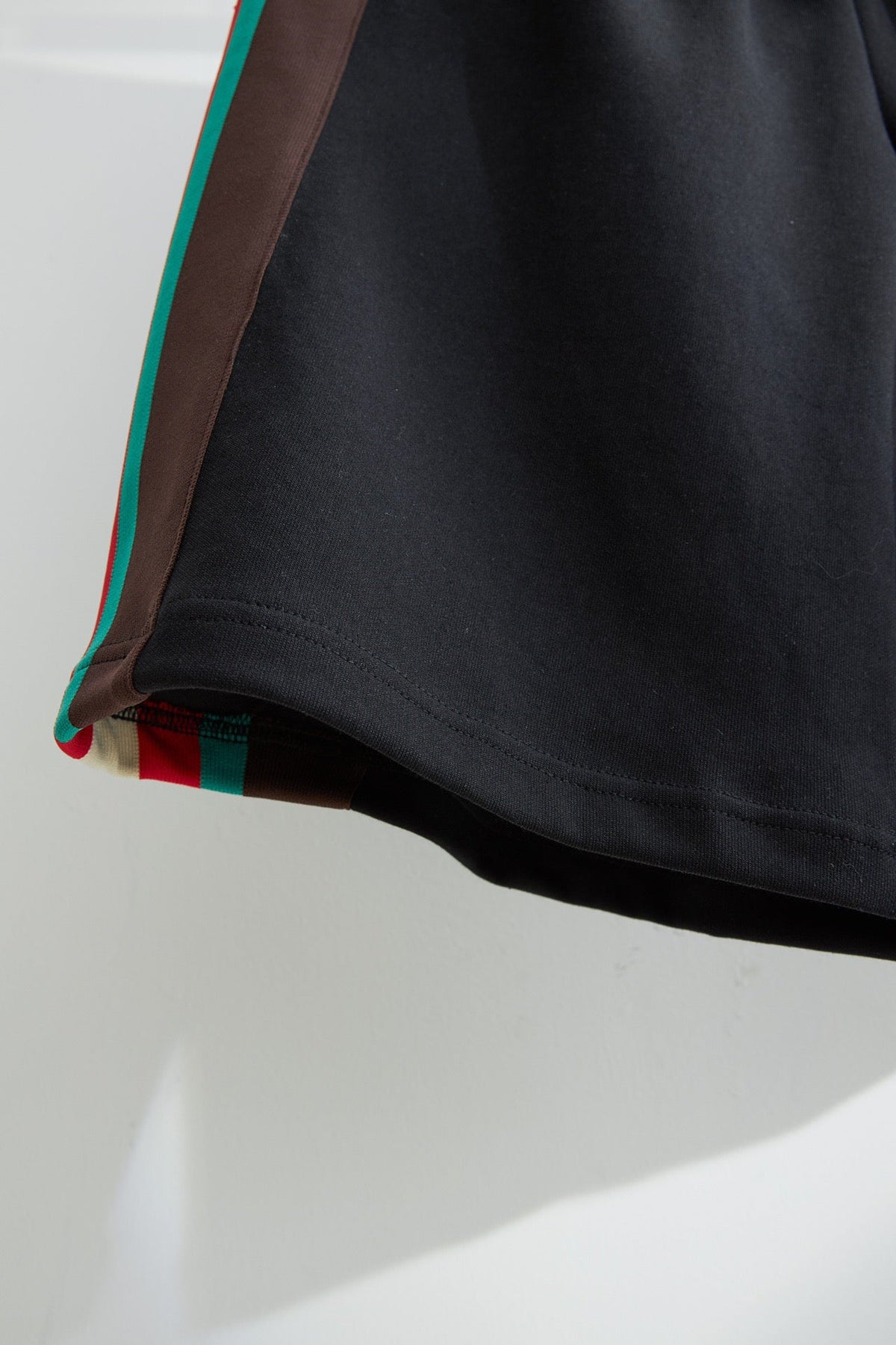 Schwarzer Jersey mit Seitenstreifen und Kordelzug – Herren