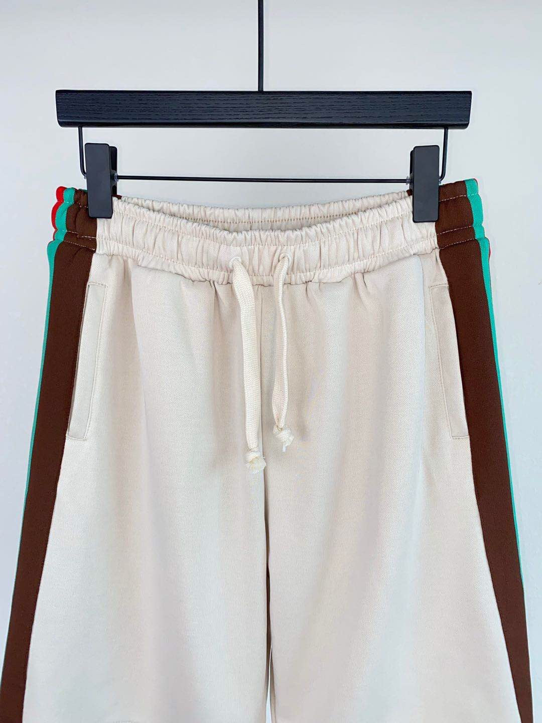 Schwarzer Jersey mit Seitenstreifen und Kordelzug – Herren