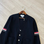 Marineblauer Cardigan mit Ärmelstreifen aus Wolle – Herren