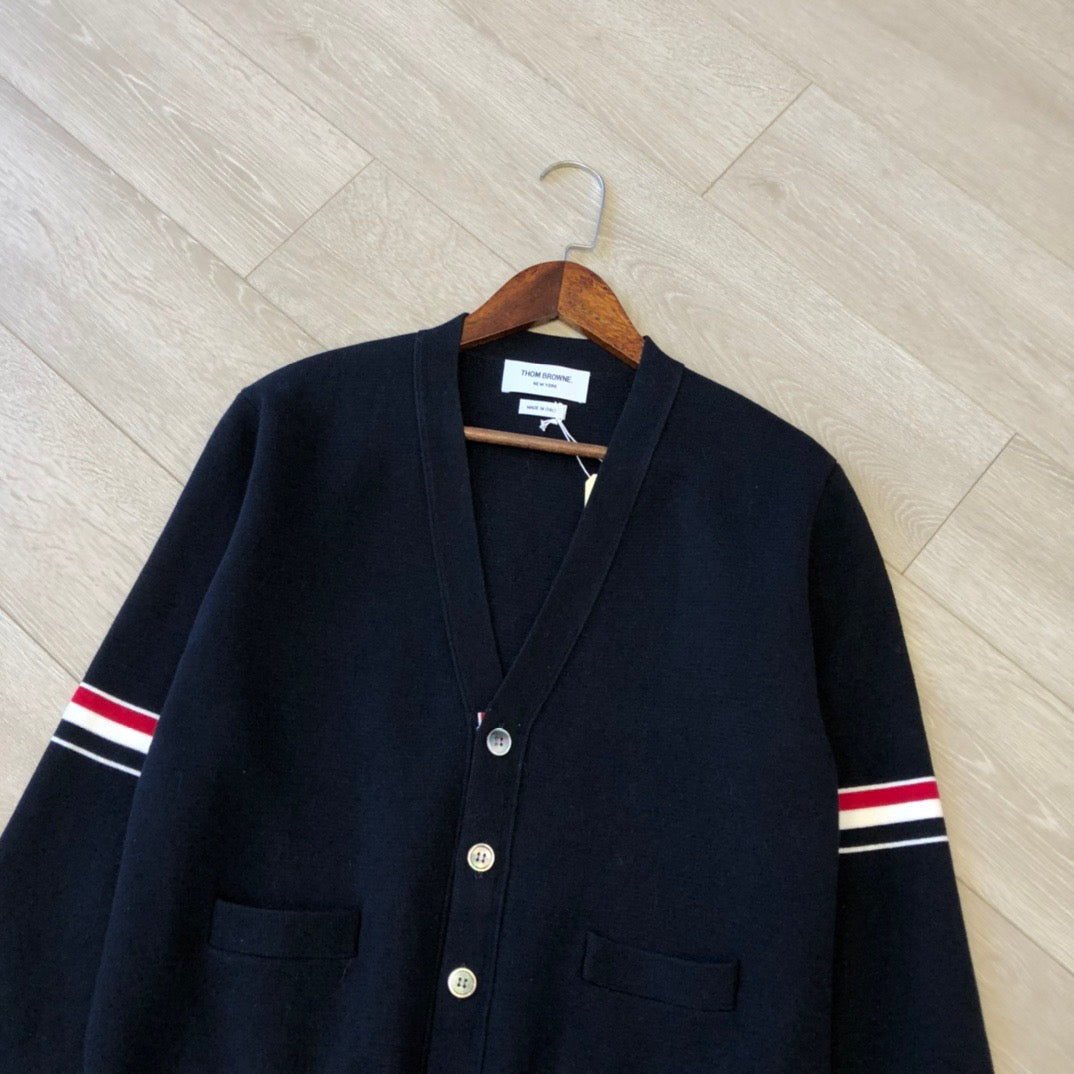 Marineblauer Cardigan mit Ärmelstreifen aus Wolle – Herren
