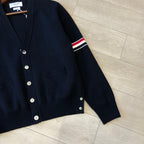 Marineblauer Cardigan mit Ärmelstreifen aus Wolle – Herren