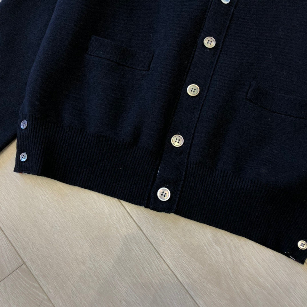 Marineblauer Cardigan mit Ärmelstreifen aus Wolle – Herren