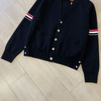 Marineblauer Cardigan mit Ärmelstreifen aus Wolle – Herren
