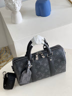 Schwarz-graue Reisetasche
