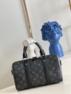 Schwarz-graue Reisetasche