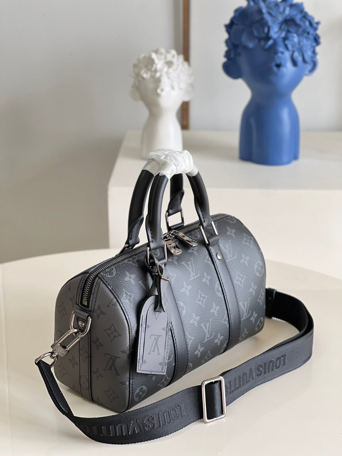 Schwarz-graue Reisetasche