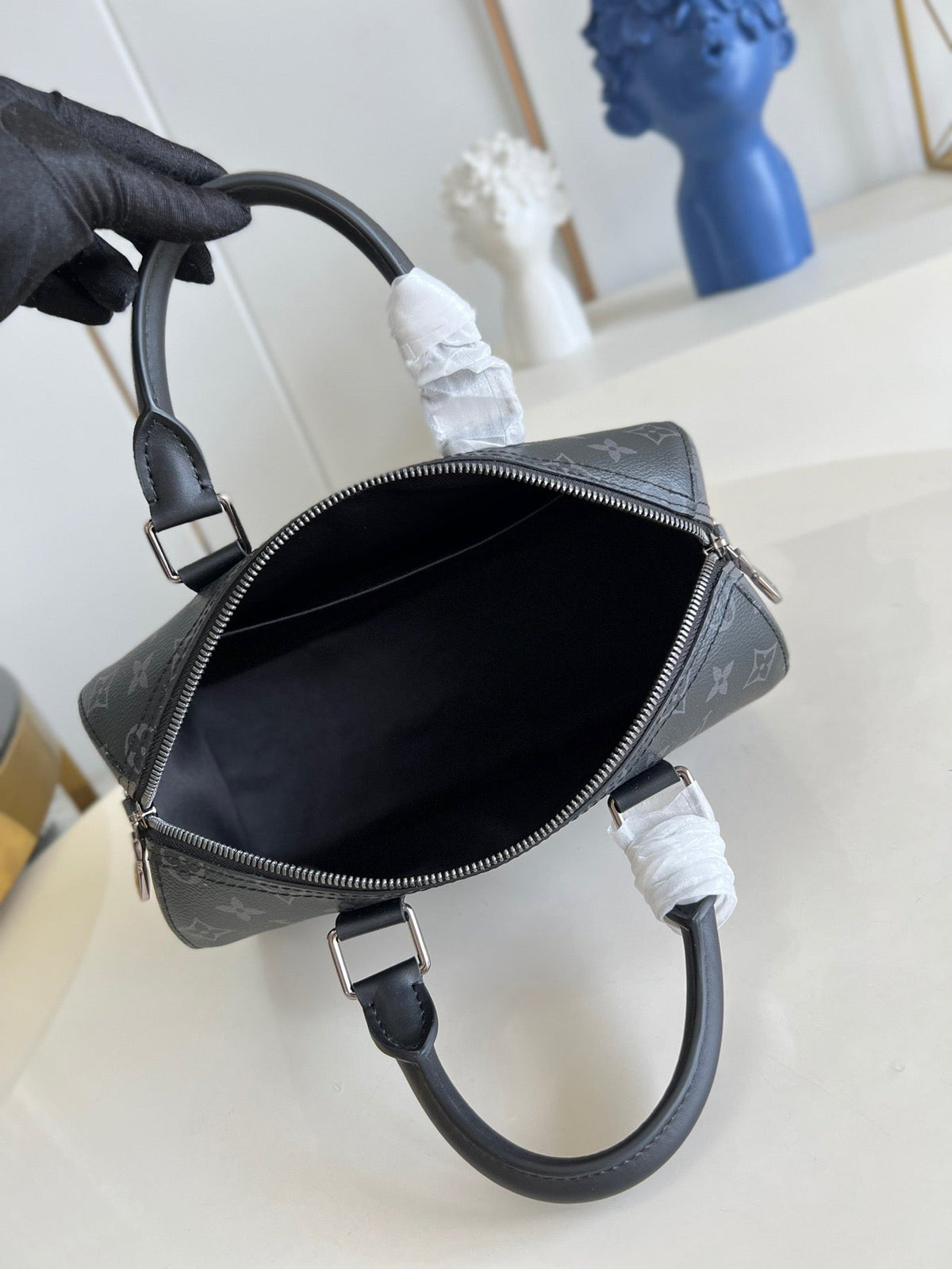 Schwarz-graue Reisetasche