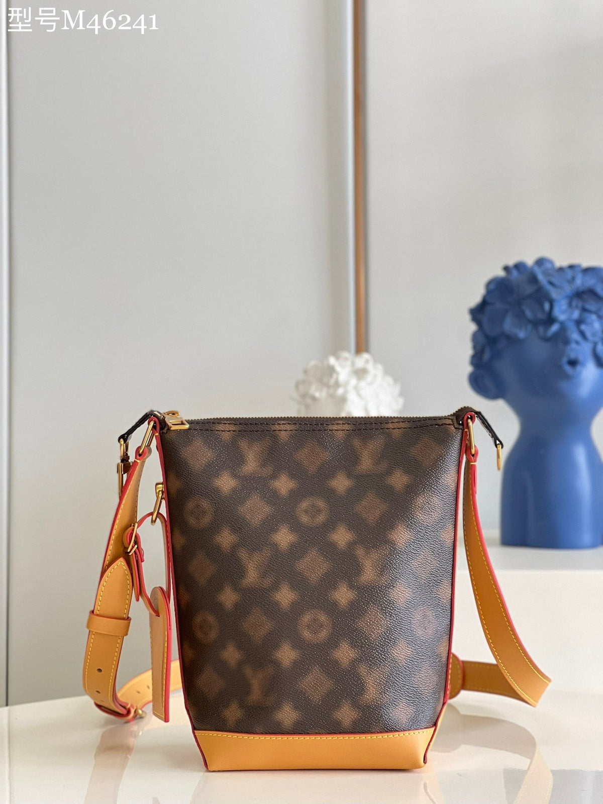 Braune und gelbe Beuteltasche
