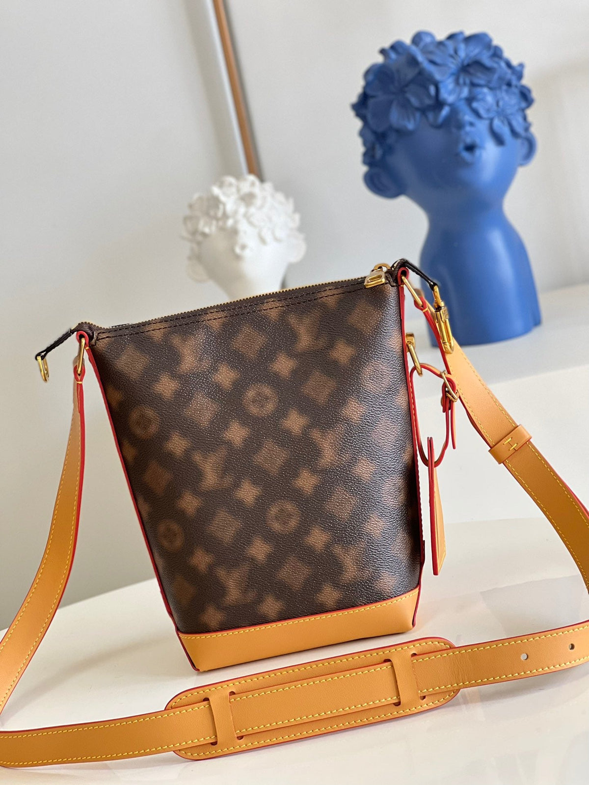 Braune und gelbe Beuteltasche