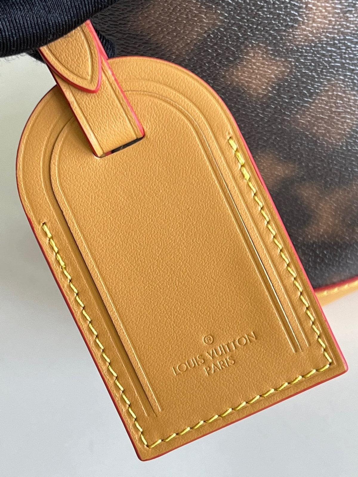 Braune und gelbe Beuteltasche