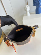 Braune und gelbe Beuteltasche
