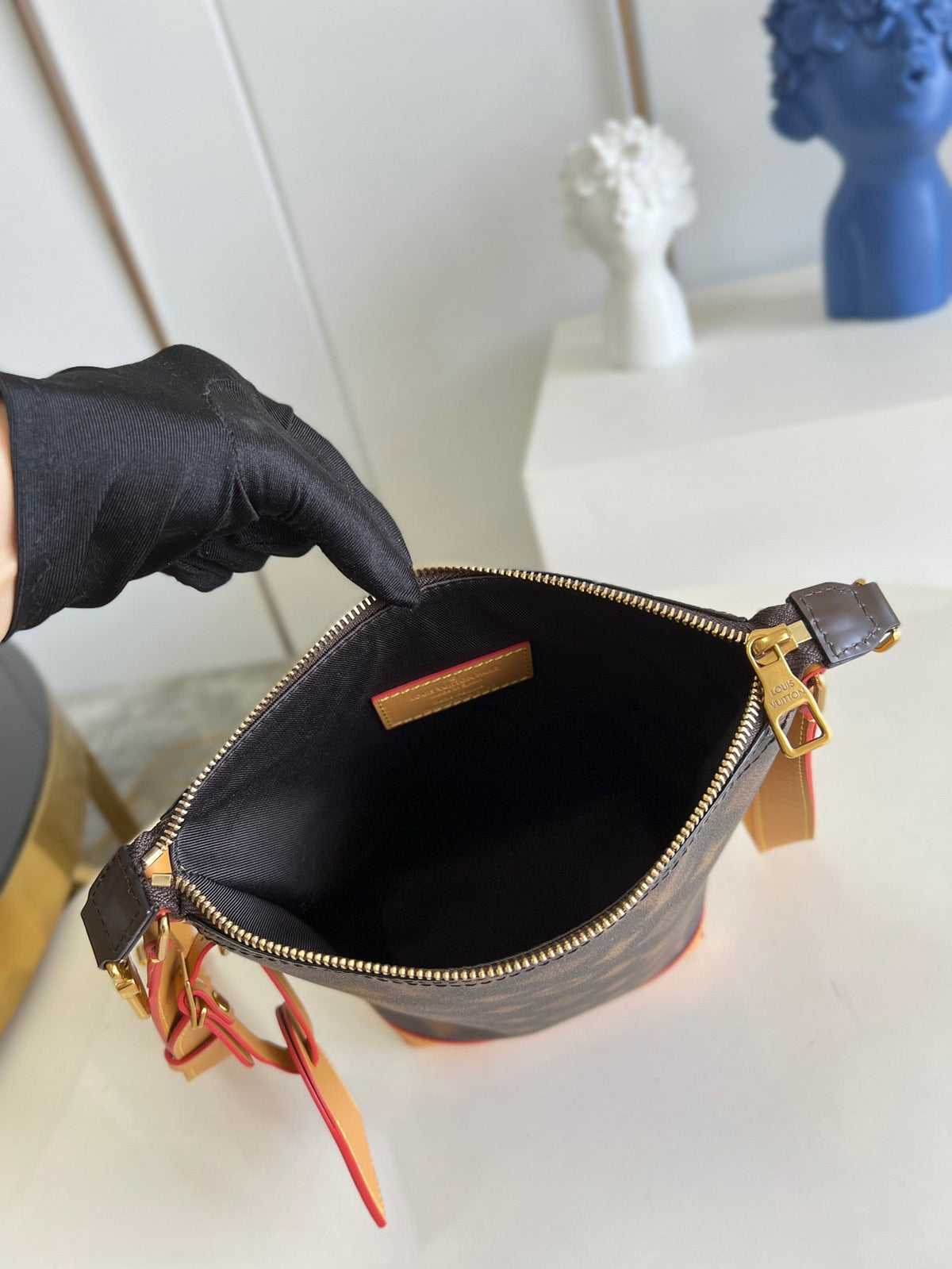 Braune und gelbe Beuteltasche