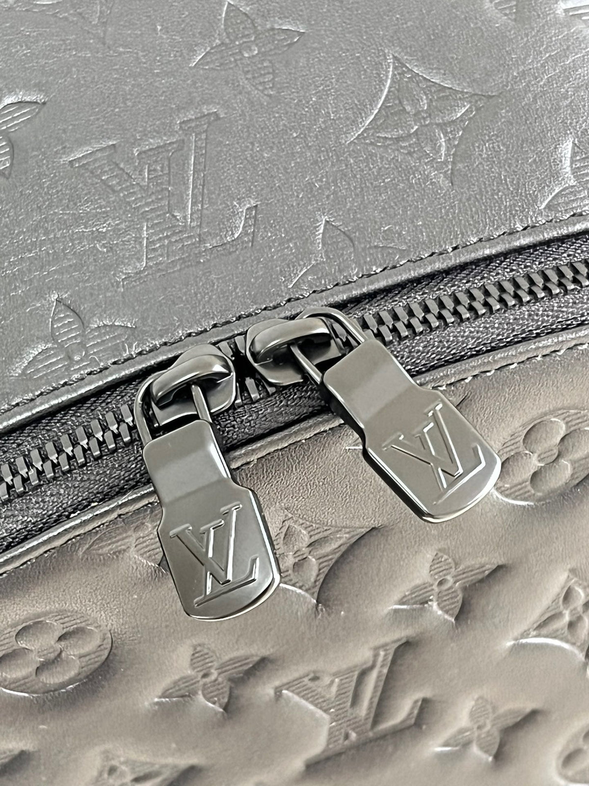 Schwarz-grauer Rucksack