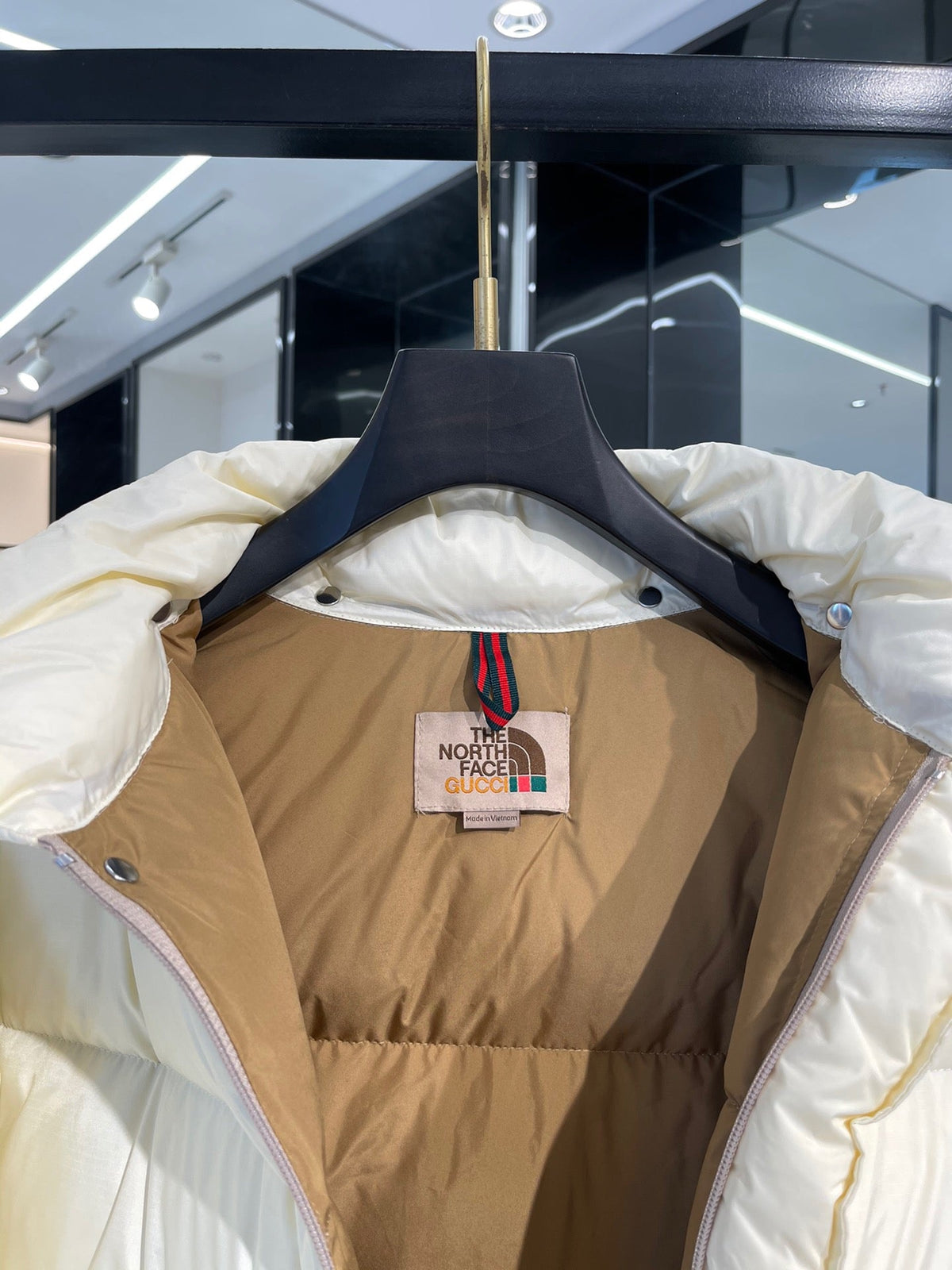 Weiß-rote Pufferjacke für Herren