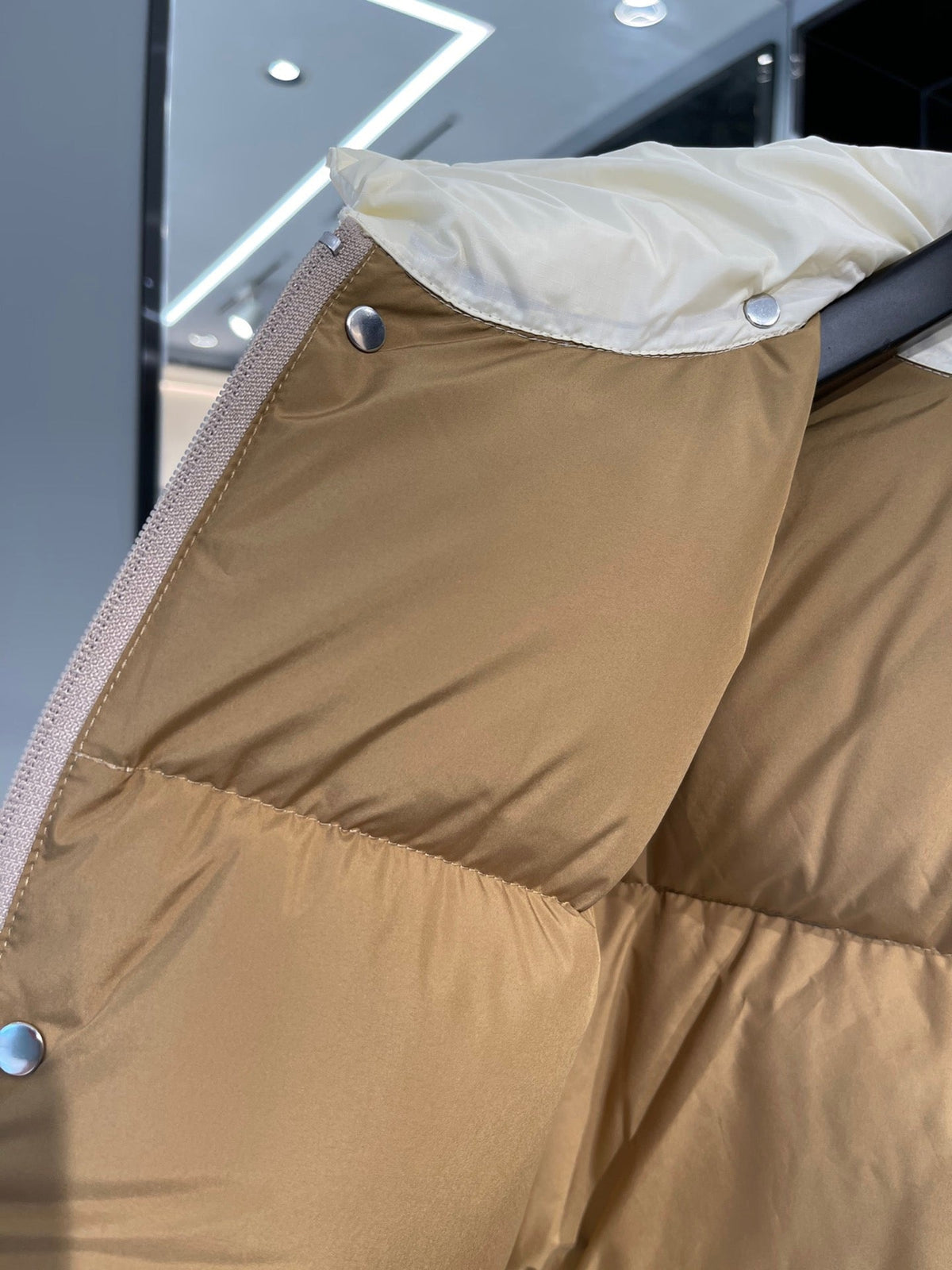 Weiß-rote Pufferjacke für Herren