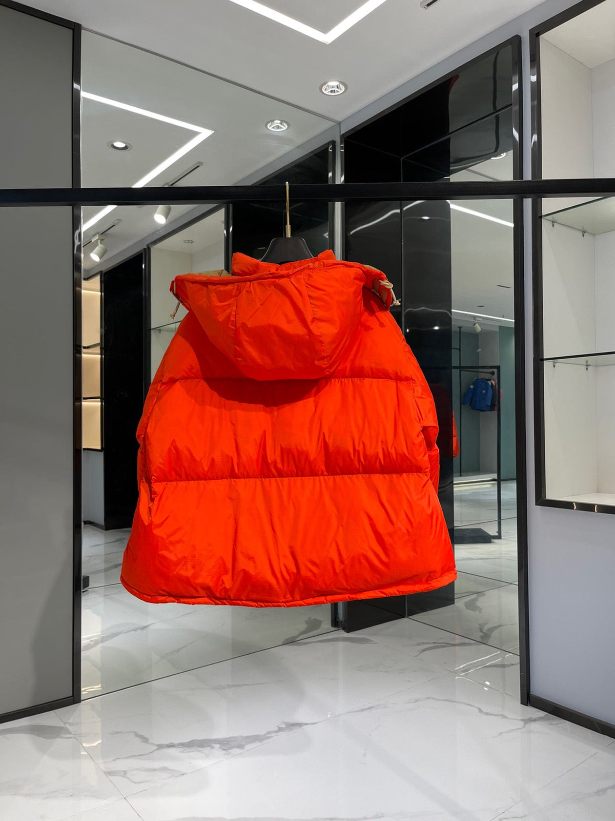 Weiß-rote Pufferjacke für Herren