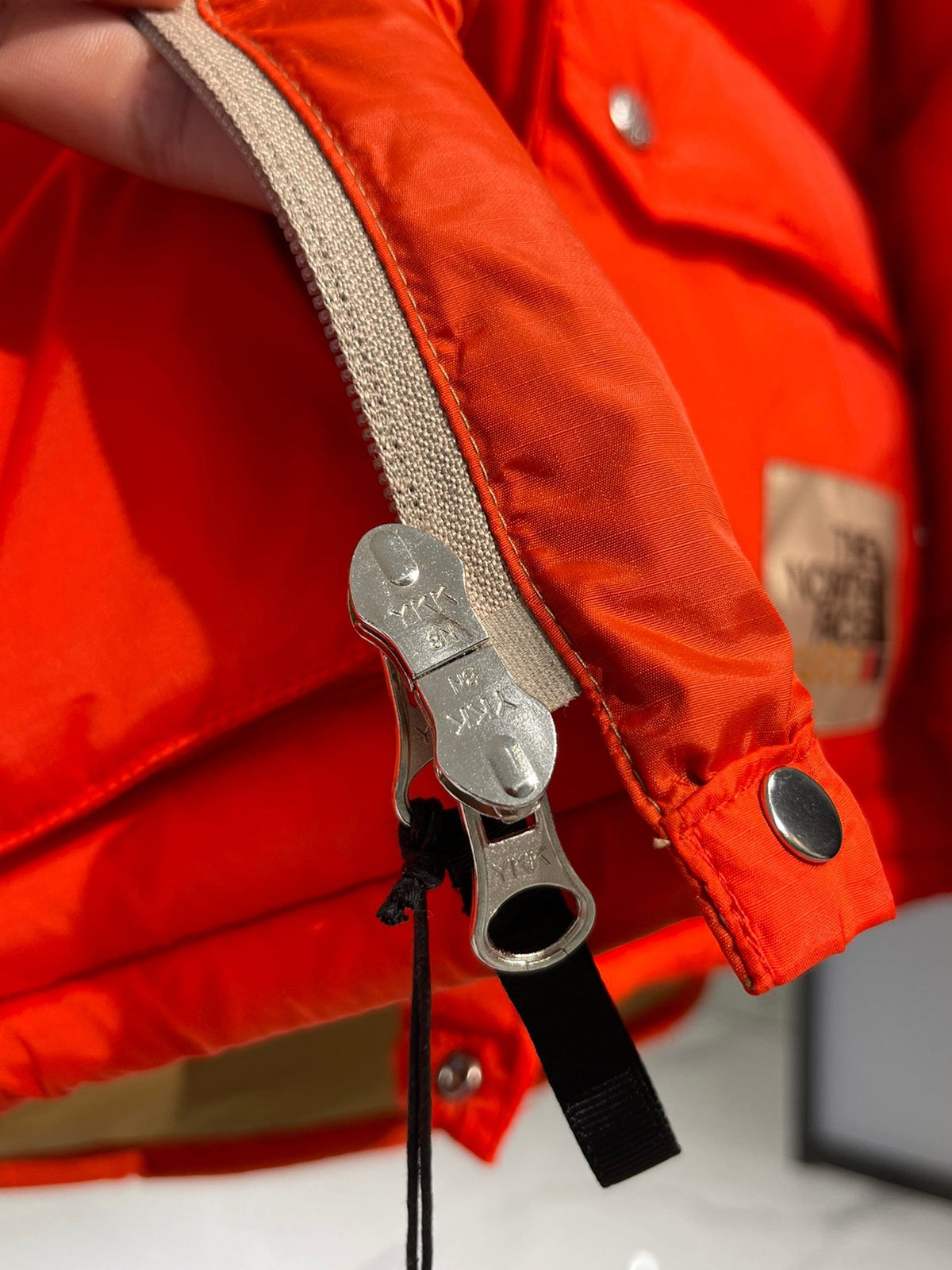 Weiß-rote Pufferjacke für Herren