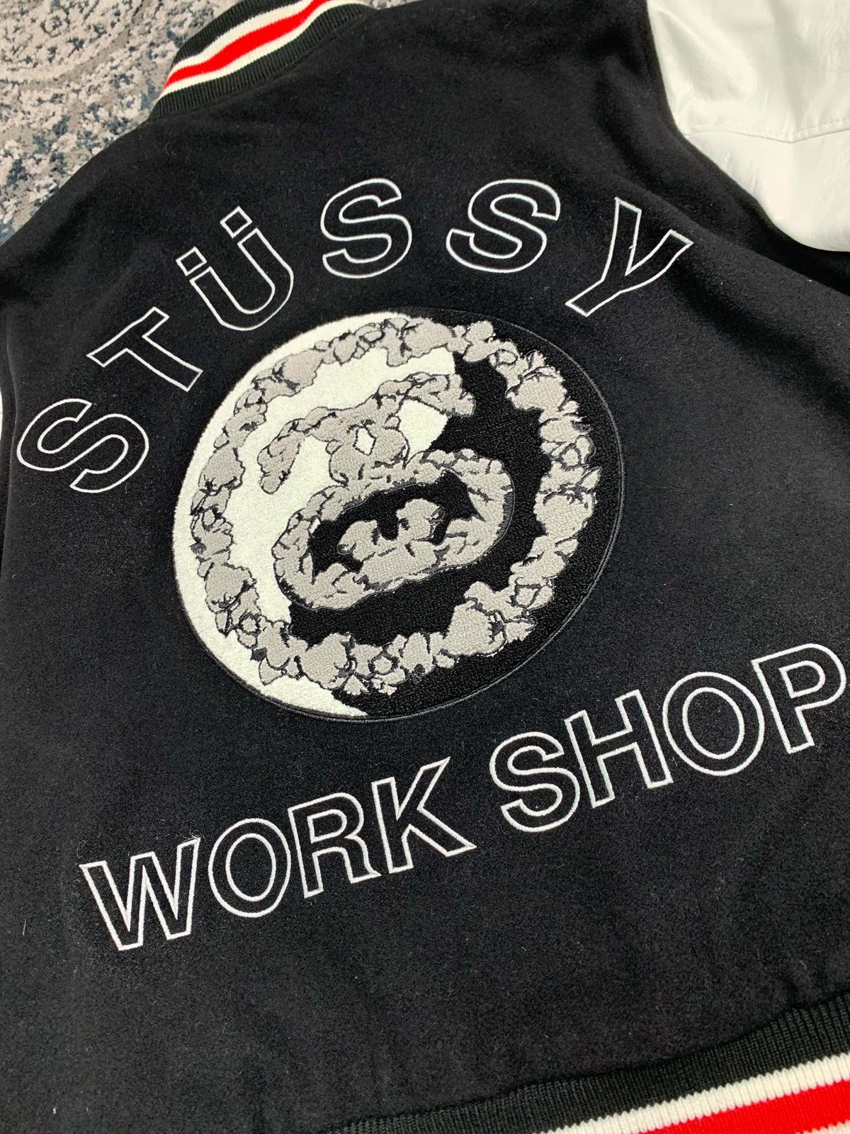 Schwarze Woll-Collegejacke mit Zahlenmotiv – Herren