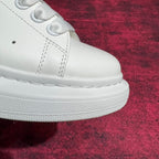 Weiße Turnschuhe