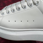 Weiße Turnschuhe