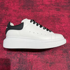Weiße Turnschuhe