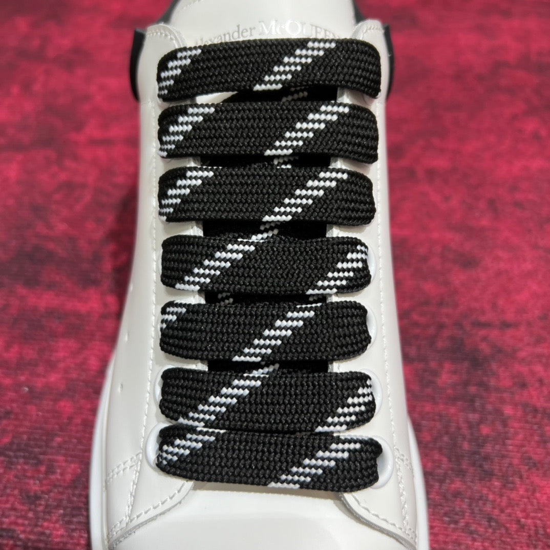 Weiße Turnschuhe