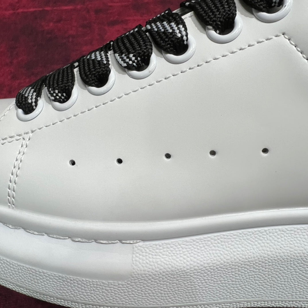 Weiße Turnschuhe