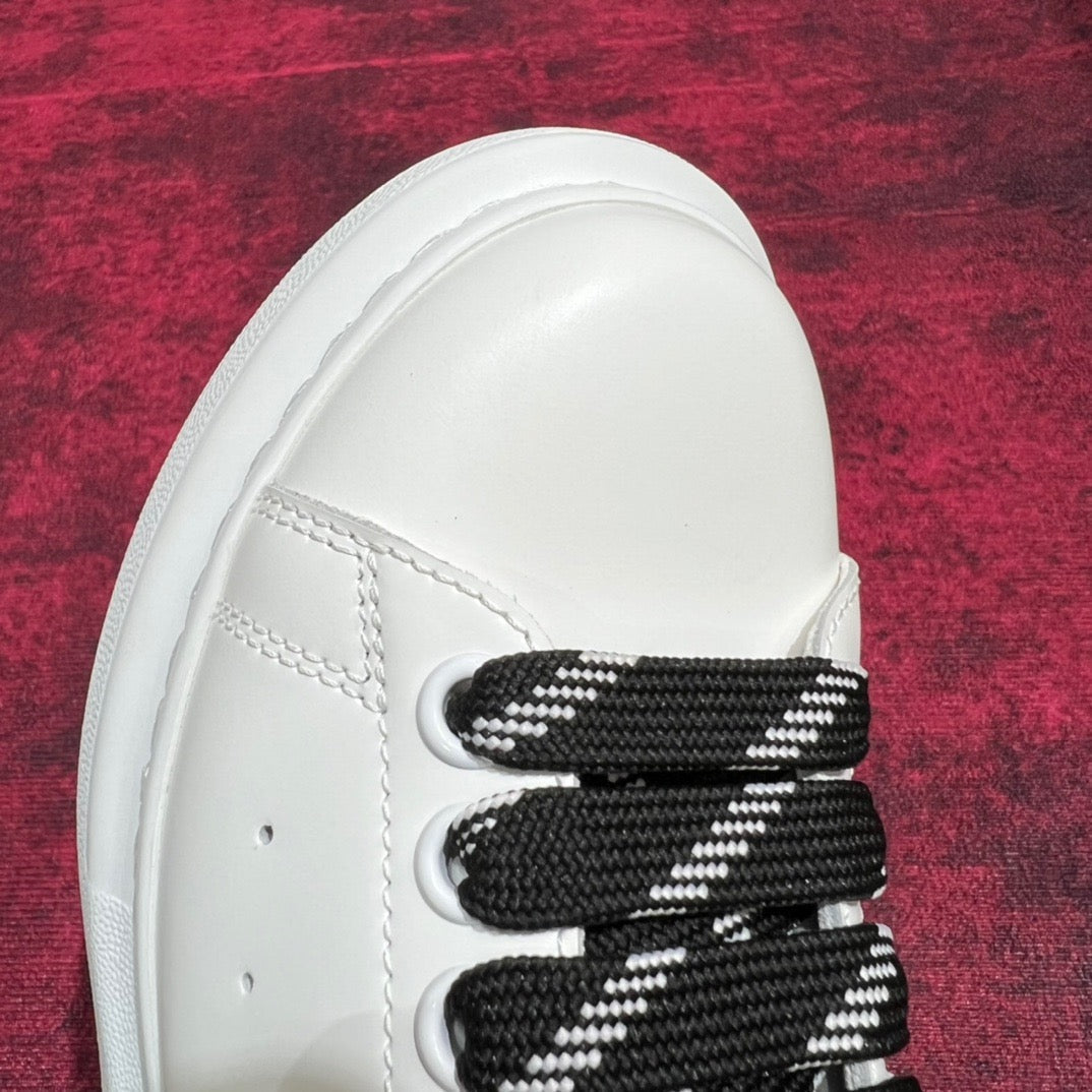Weiße Turnschuhe
