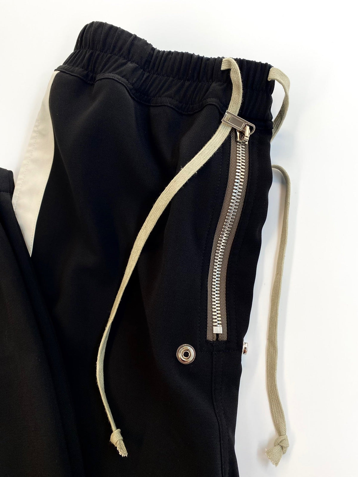 Schwarze Baumwollhose mit Seitenstreifen, gerade geschnitten – Herren