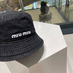 Schwarz-blaue Mütze