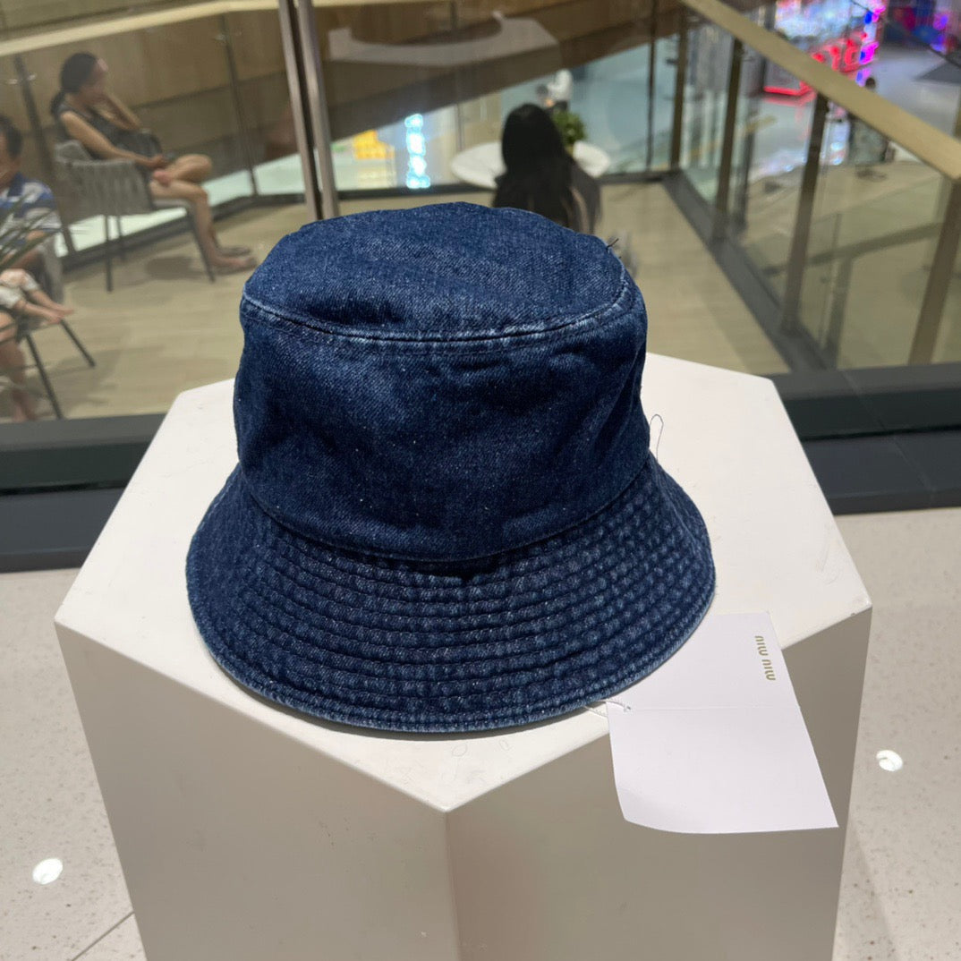 Schwarz-blaue Mütze