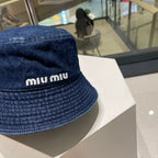 Schwarz-blaue Mütze