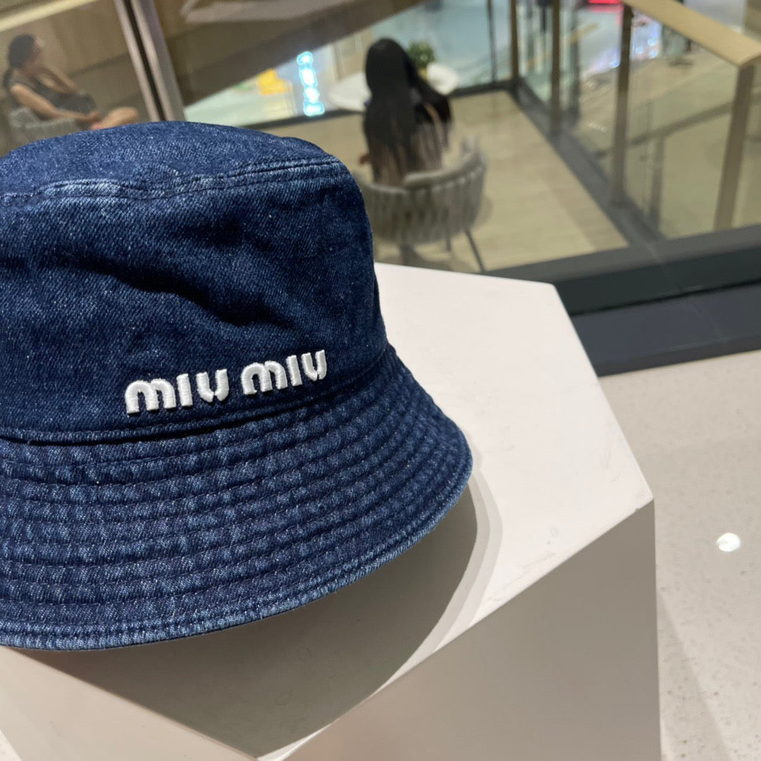 Schwarz-blaue Mütze