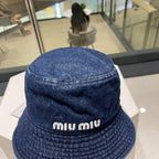 Schwarz-blaue Mütze