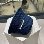 Schwarz-blaue Mütze