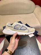Mehrfarbige Turnschuhe