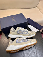 Mehrfarbige Turnschuhe