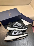 Mehrfarbige Turnschuhe