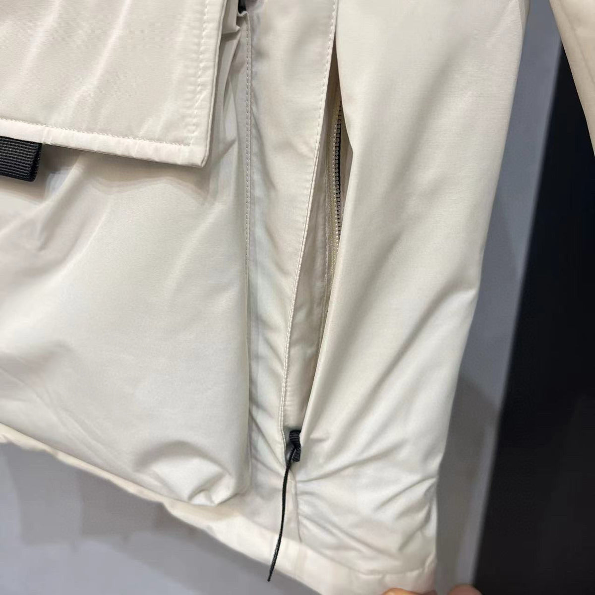 Schwarz-rote Jacke – Herren
