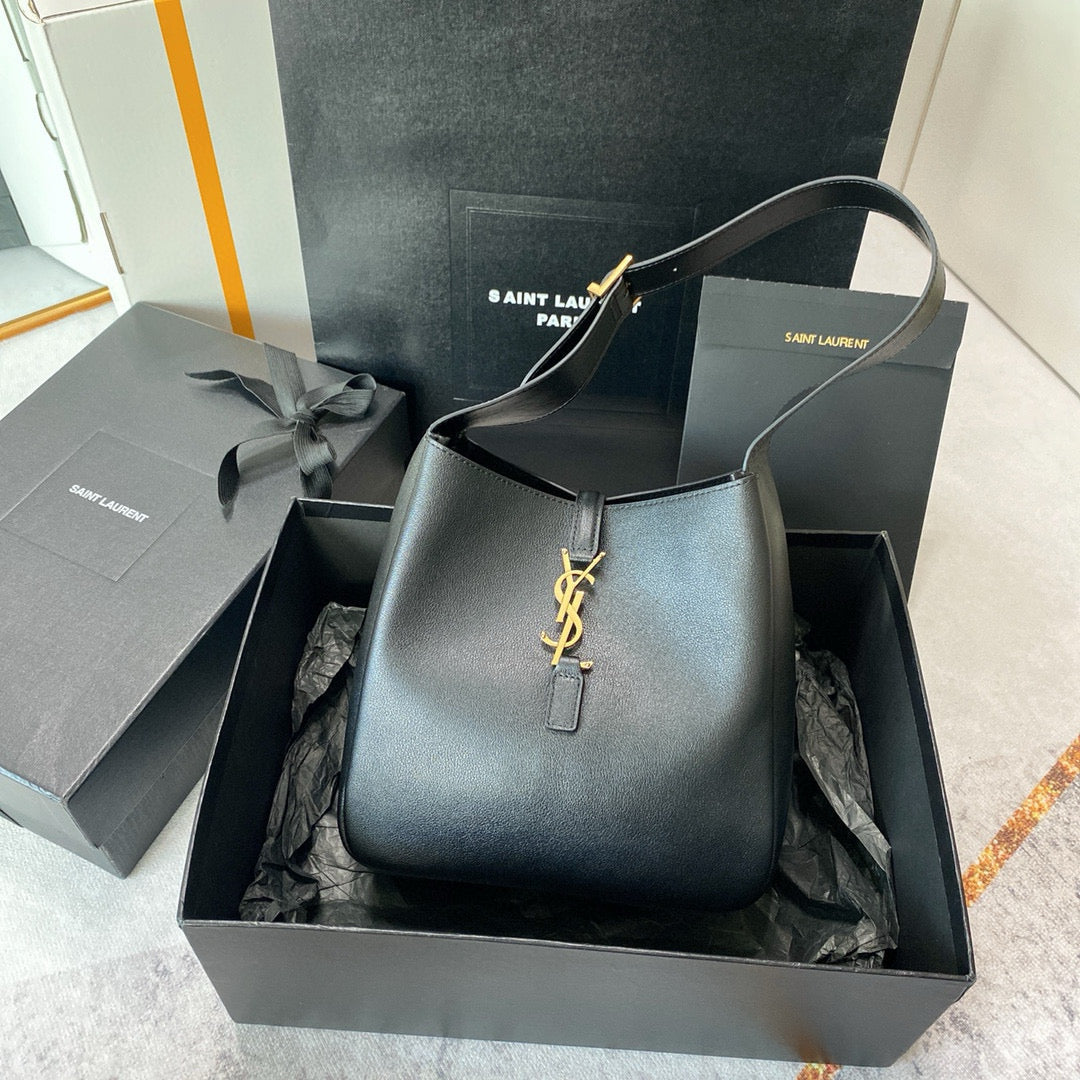 Schwarze Beuteltasche
