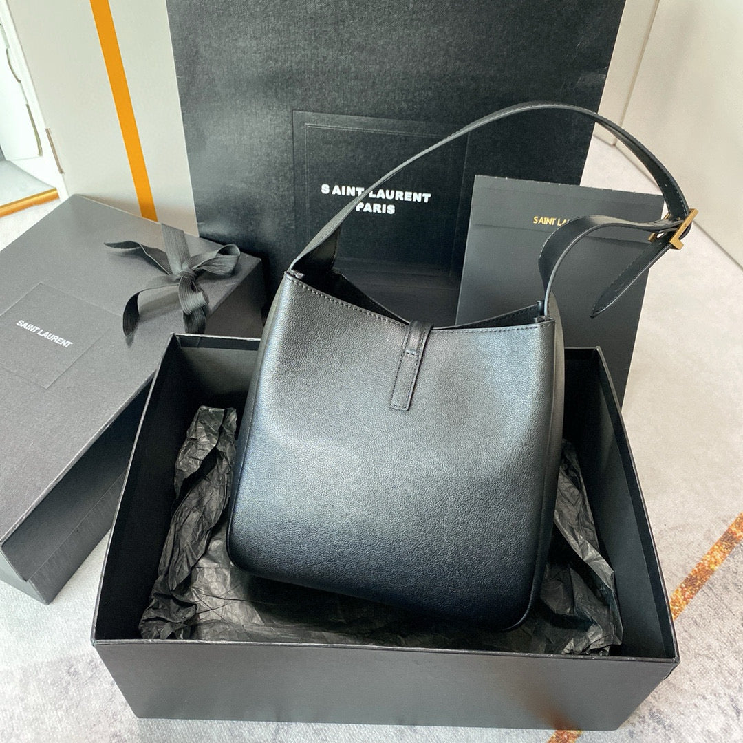 Schwarze Beuteltasche