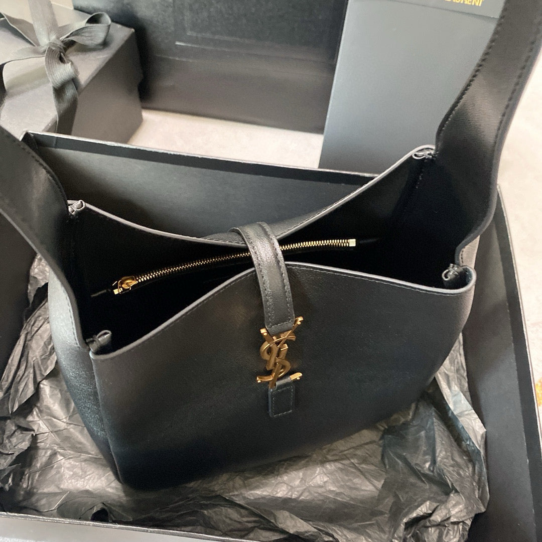 Schwarze Beuteltasche