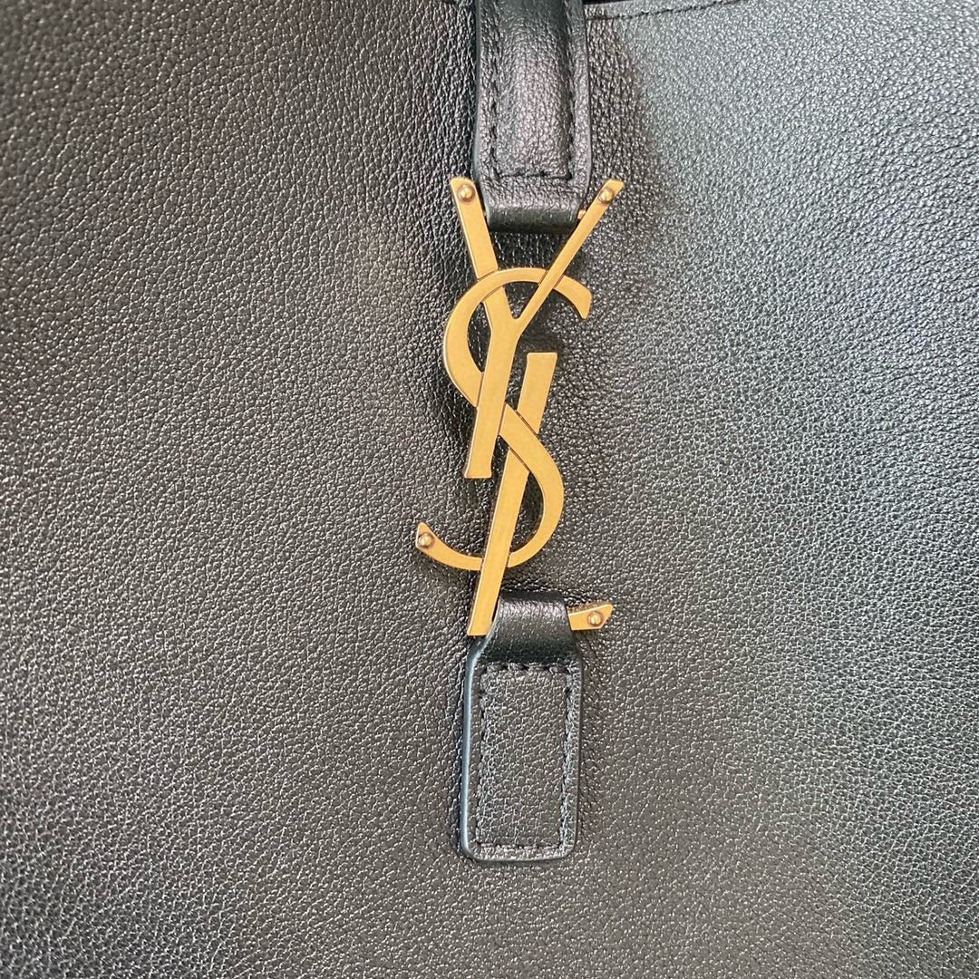 Schwarze Beuteltasche