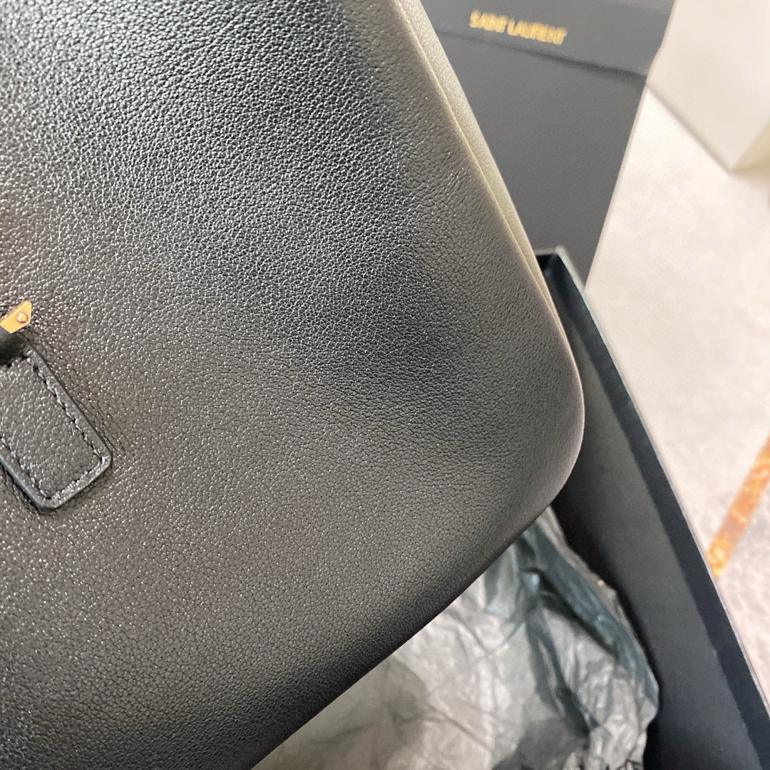 Schwarze Beuteltasche