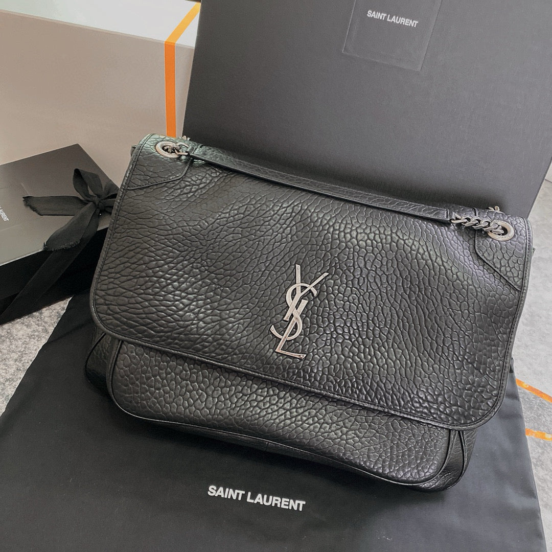 Niki Schultertasche aus genarbtem Leder